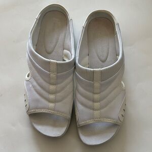 Easy Spirit Women's White Slip-On Shoes Sz 9.5 M
